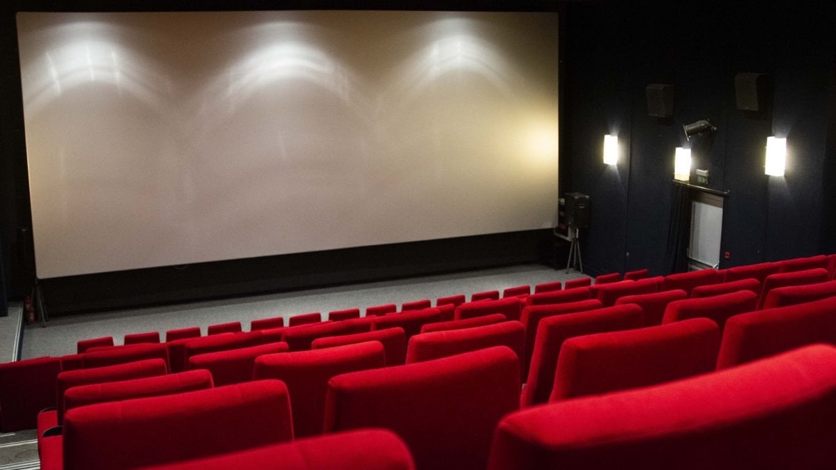 Sinema salonlarına adım atan izleyicilerin çoğu, koltukların neden neredeyse her