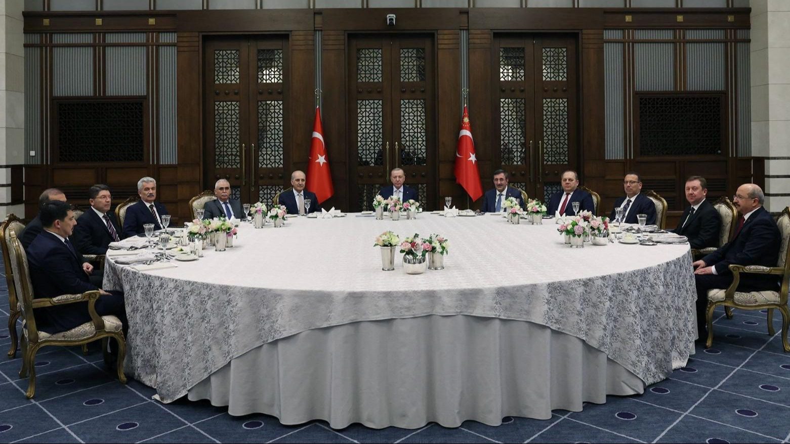 Cumhurbaşkanı Erdoğan, yasama, yürütme ve yargı organlarının temsilcileri ile yemekte