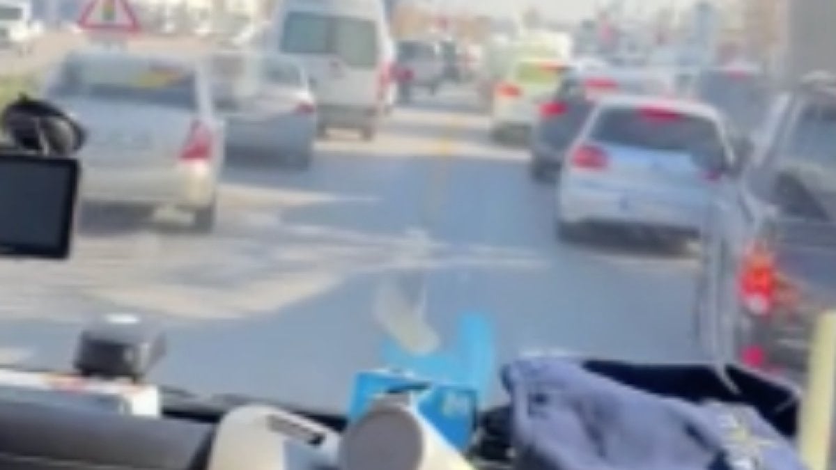 Kentte trafikte fermuar sistemi kullanılarak ambulansa yol verildiği görüntüler cep