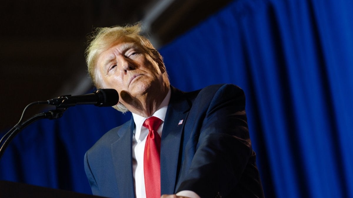 Uçakta gazetecilere açıklamalarda bulunan ABD Başkanı Donald Trump, Grönland'a olan