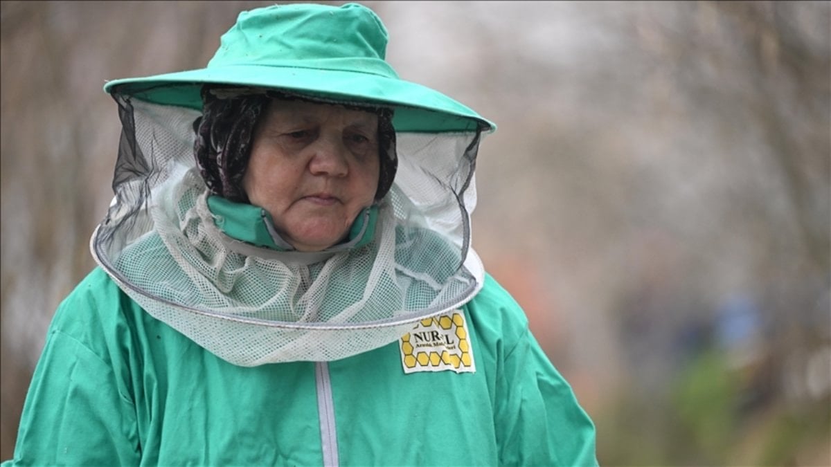 Hacer Uğurlu, Düzce'nin Yığılca ilçesinde 45 yıldır arıcılık yaparak ailesine