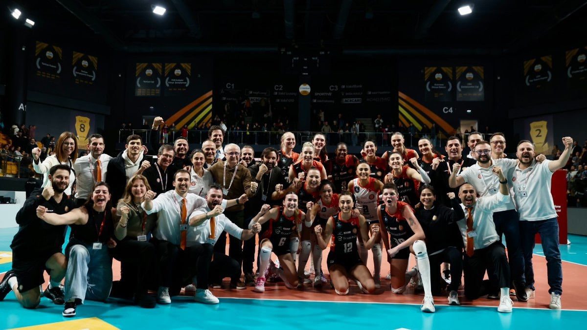 Voleybol Sultanlar Ligi'nin 16. haftasında Eczacıbaşı, deplasmanda VakıfBank'ı 3-1 yendi.