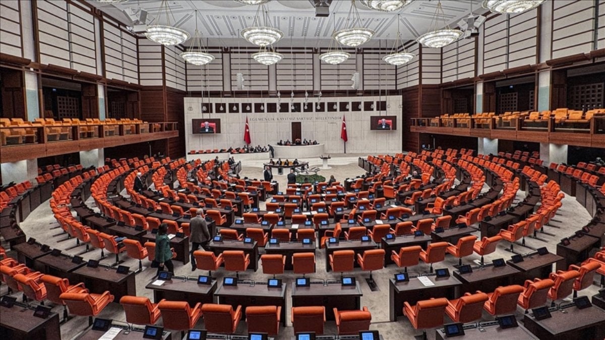 AK Parti, en düşük emekli aylığının artırılmasını da kapsayan kanun