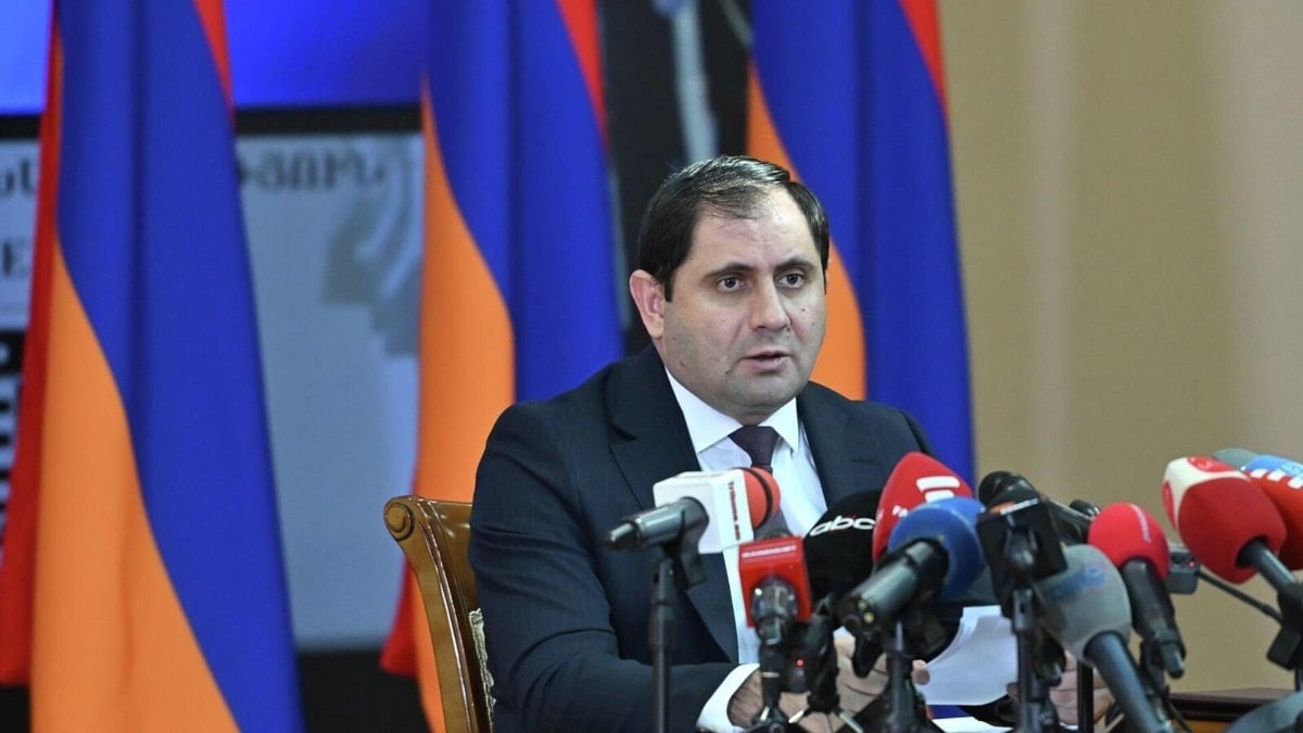 Ermenistan Savunma Bakanı Suren Papikyan, "Herhangi bir ülkeyle, Azerbaycan da