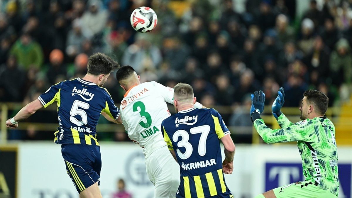 Fenerbahçe deplasmanda 2-1 geri düştüğü maçta Alanyaspor'u 3-2 mağlup etti.