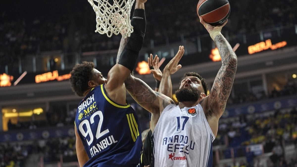 Fenerbahçe, EuroLeague'in 25. hafta mücadelesinde evinde Anadolu Efes'i 79-62'lik skorla