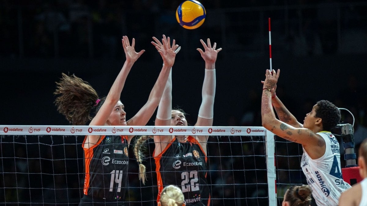 Voleybol Sultanlar Ligi'nin 18. haftasında Fenerbahçe, konuk ettiği Eczacıbaşı'nı 3-1