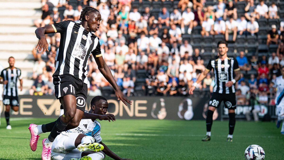 Fenerbahçe'nin, Fransa Ligue 1 ekiplerinden SCO Angers forması giyen 19
