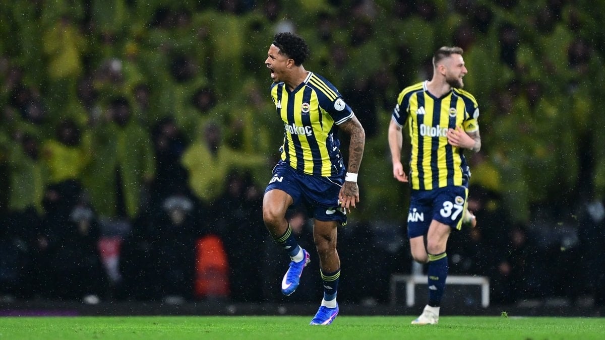 Fenerbahçe'nin savunma oyuncusu Jayden Oosterwolde, Galatasaray derbisinin son bölümünde sakatlık