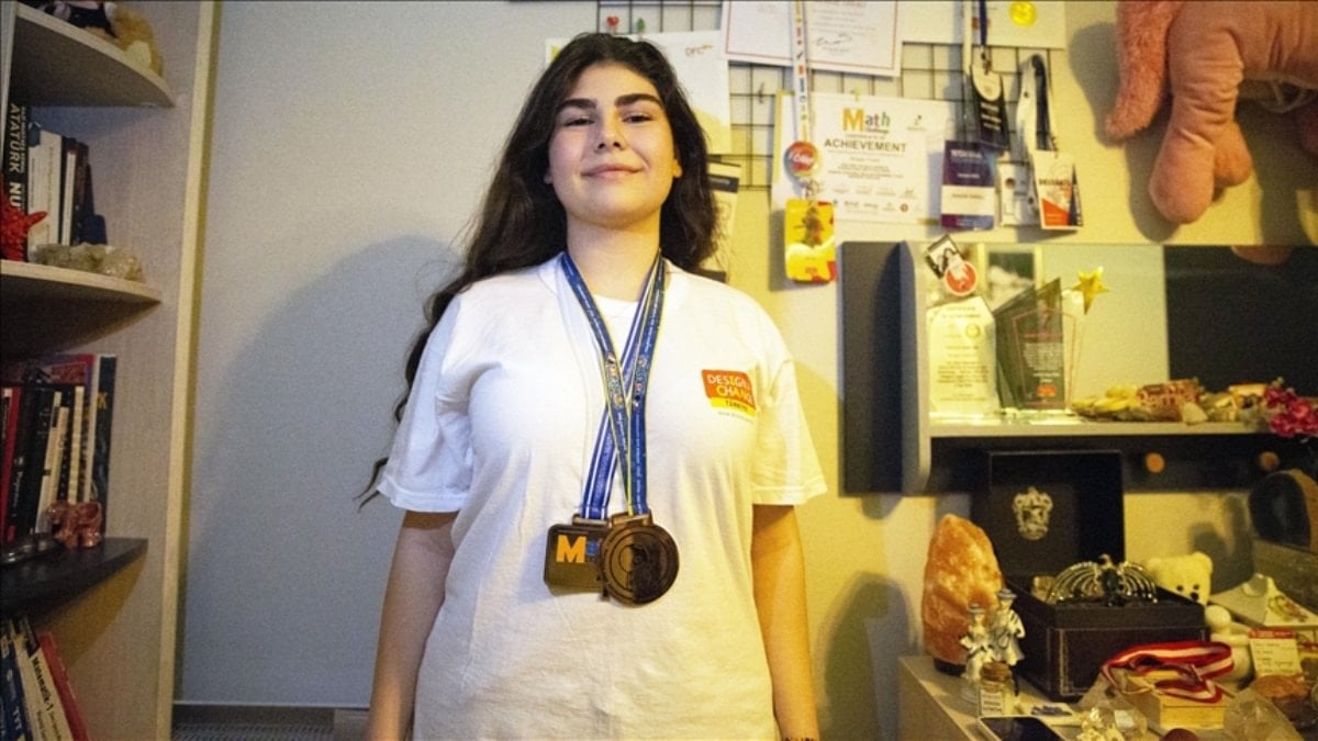 Uluslararası başarılarıyla dikkat çeken Aydın Lisesi 11. sınıf öğrencisi Rengin