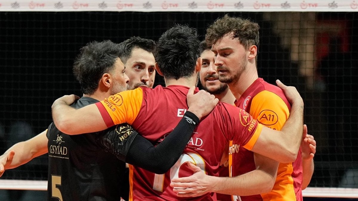 Voleybol Efeler Ligi'nin 15. haftasında Galatasaray, konuk ettiği Halkbank'ı 3-0