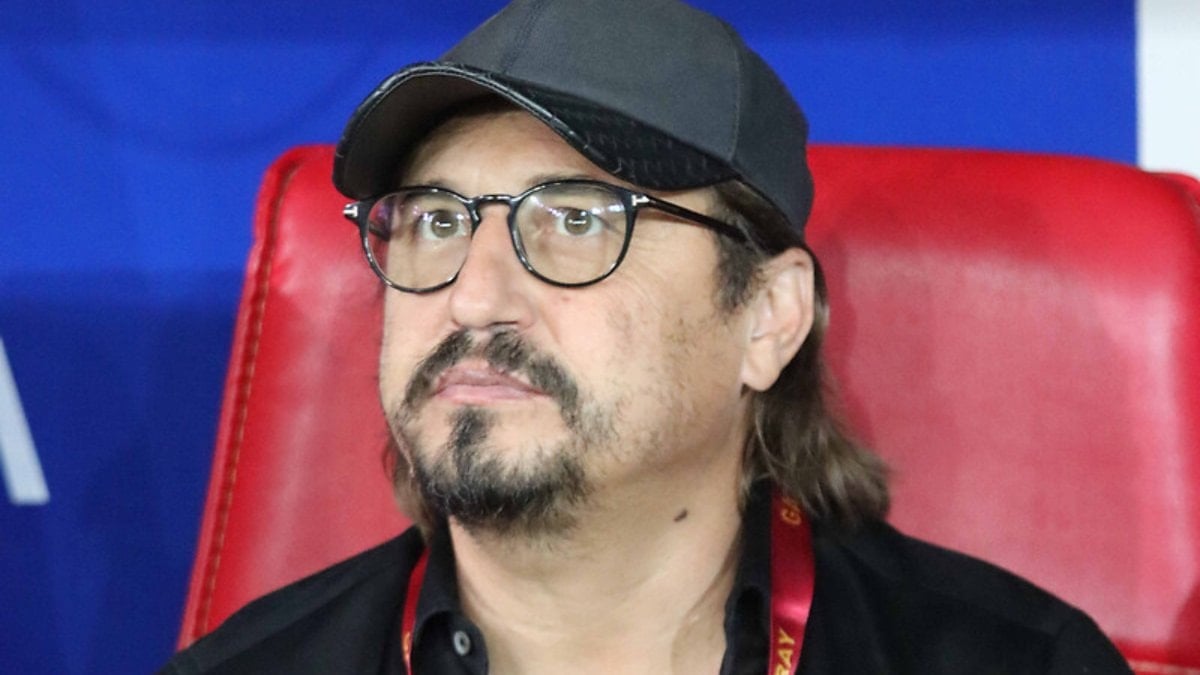 Galatasaray'da Futbol Direktörü Yardımcısı olarak görev yapan Ayhan Akman, görevinden