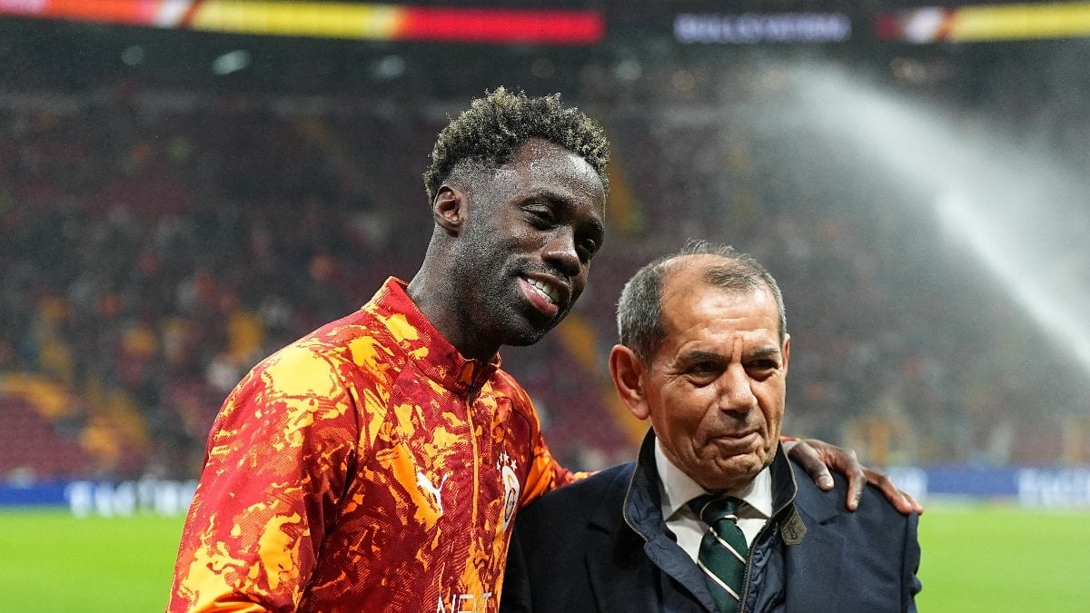 Galatasaray Başkanı Dursun Özbek, sarı-kırmızılılarda 100. maçına çıkan Kolombiyalı futbolcu