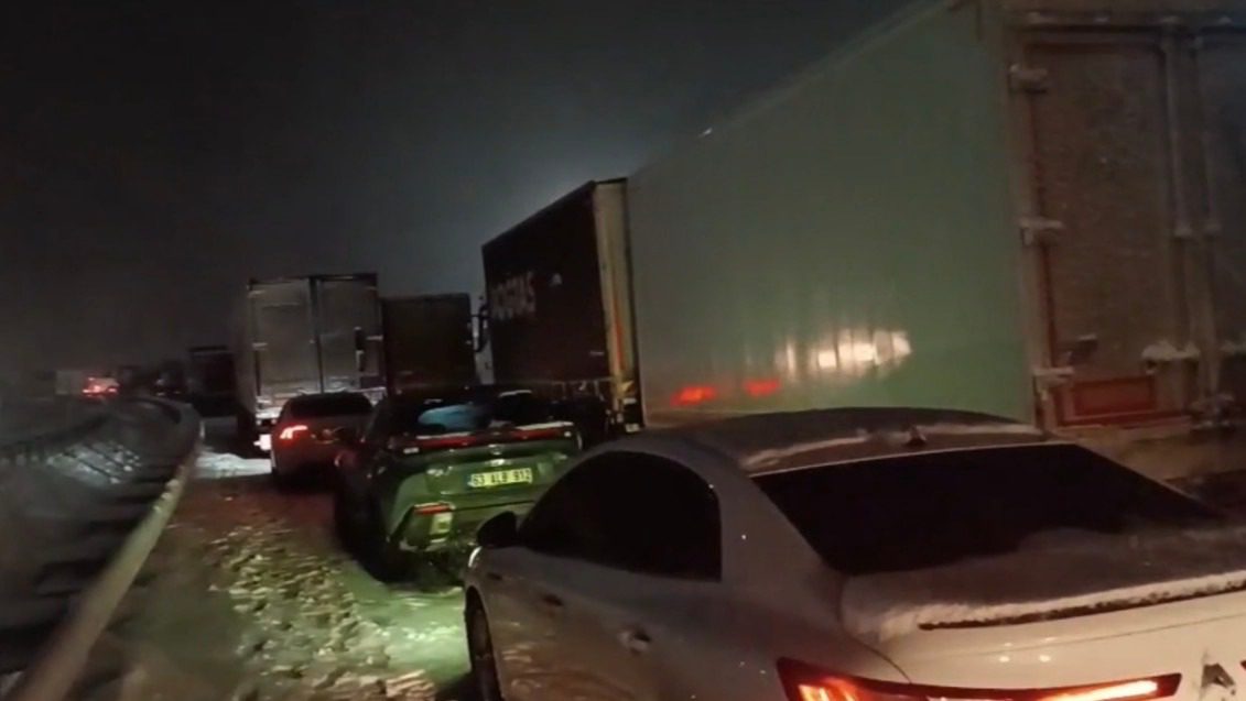 Gaziantep-Kahramanmaraş karayolunda etkili olan yoğun kar yağışı nedeniyle kilometrelerce araç