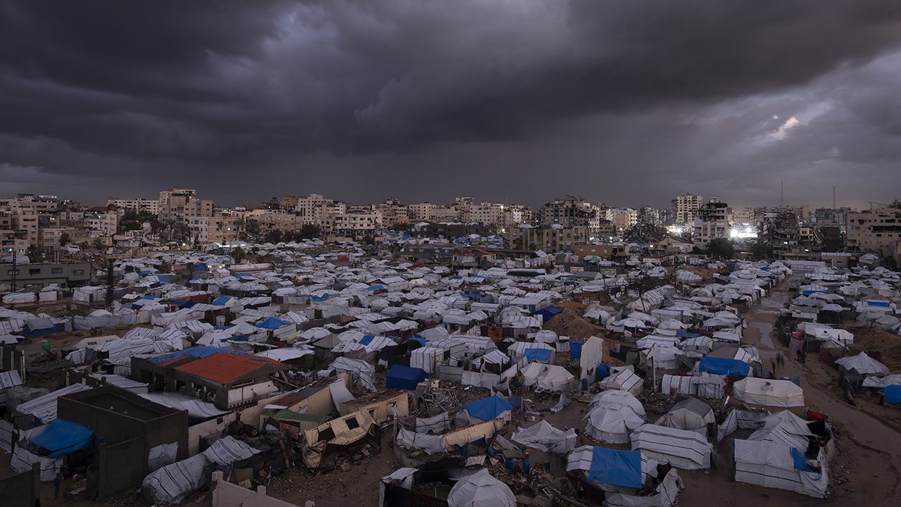 Gazze'de İsrail'in evlerini bombalayarak yerinden ettiği Filistinlilerin kaldığı sığınma merkezindeki