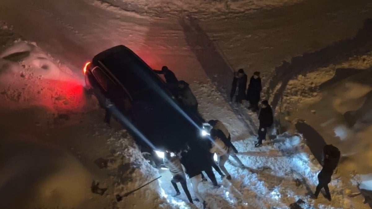 Yüksekova ilçesinde son 10 yılın en yoğun kar yağışı hayatı