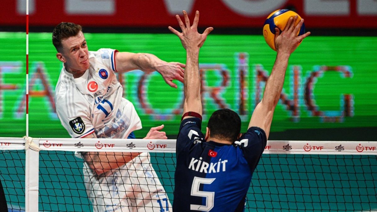 Voleybol Efeler Ligi'nin 16. haftasında Halkbank, konuk ettiği Altekma'yı 3-0