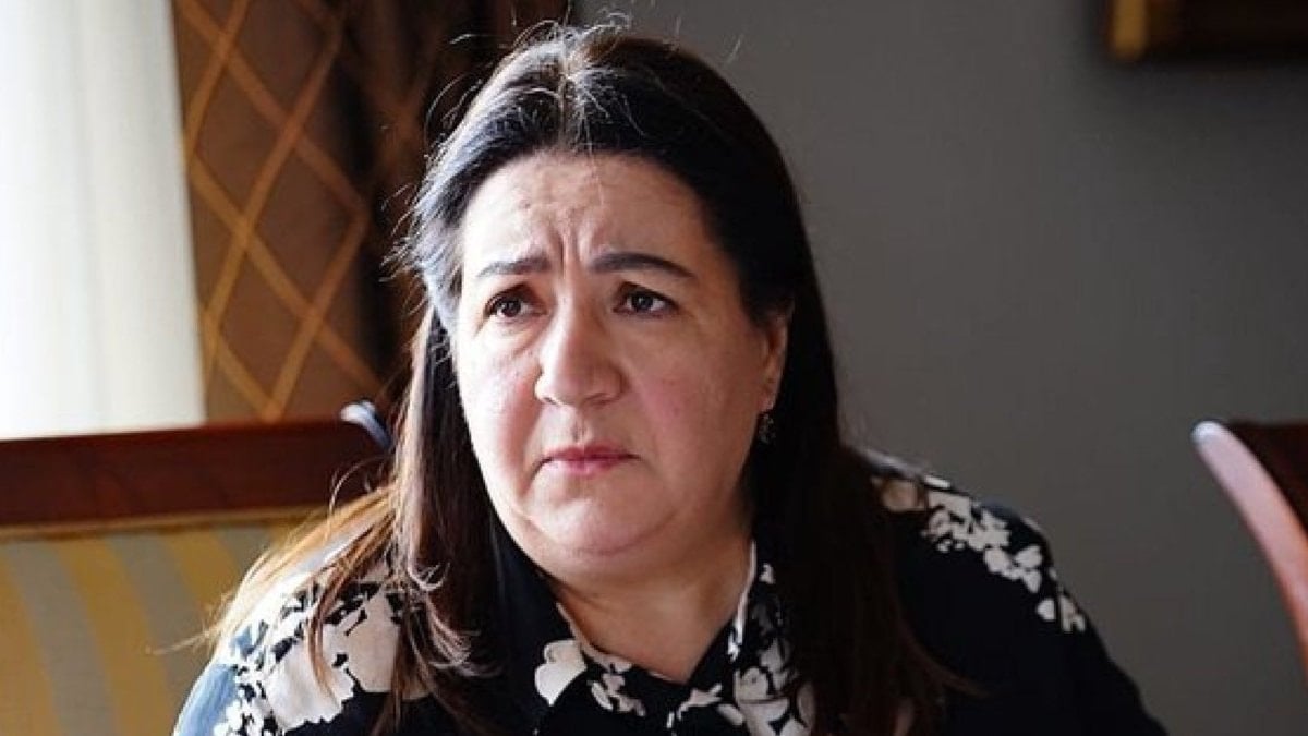 Başarılı oyuncu Hülya Duvar, Boğaz manzaralı evinin kapılarını açtı. Ünlü