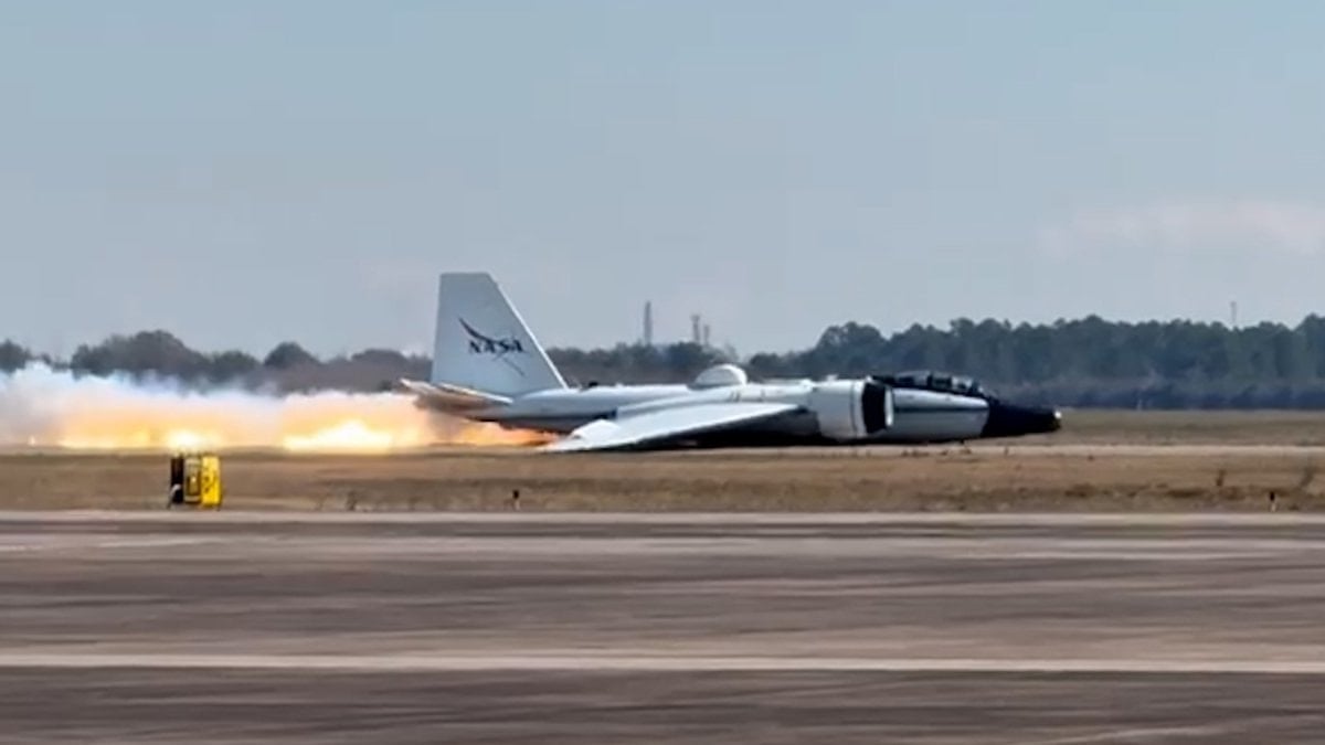 NASA'ya ait bir araştırma uçağı, mekanik arıza nedeniyle iniş takımlarının