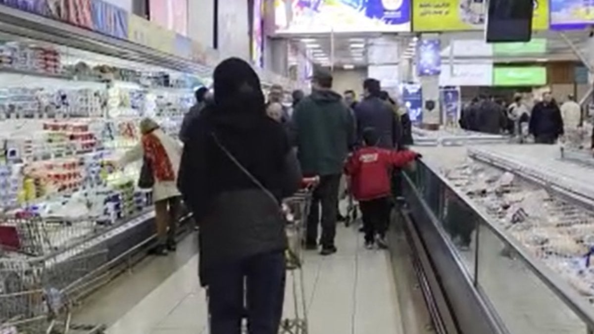 İran'da gıda fiyatları artıp, marketlerde bazı ürünlerin bulunamaması sorun yavaş