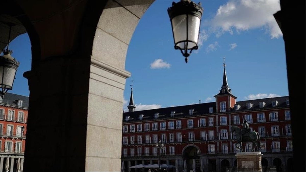 İspanya'da azınlık sol koalisyon hükümeti, Katolik Kilisesi bünyesindeki cinsel taciz