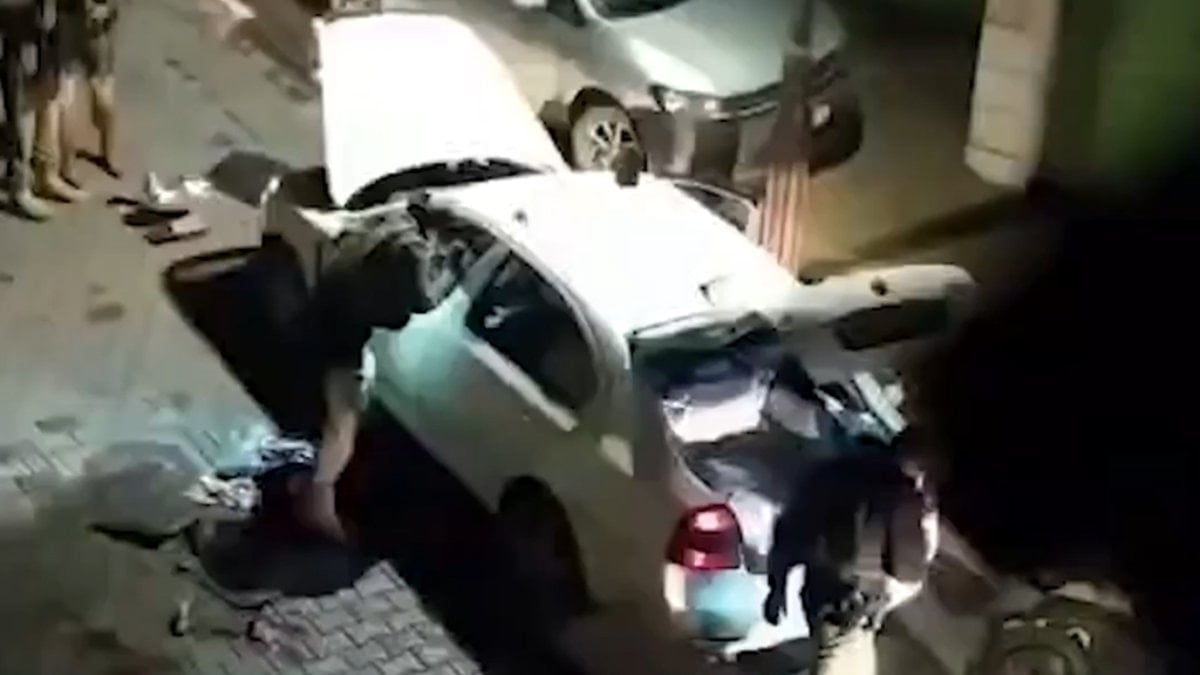 İsrail askerleri, işgal altındaki Batı Şeria'nın El-Halil kentinde seyir halinde