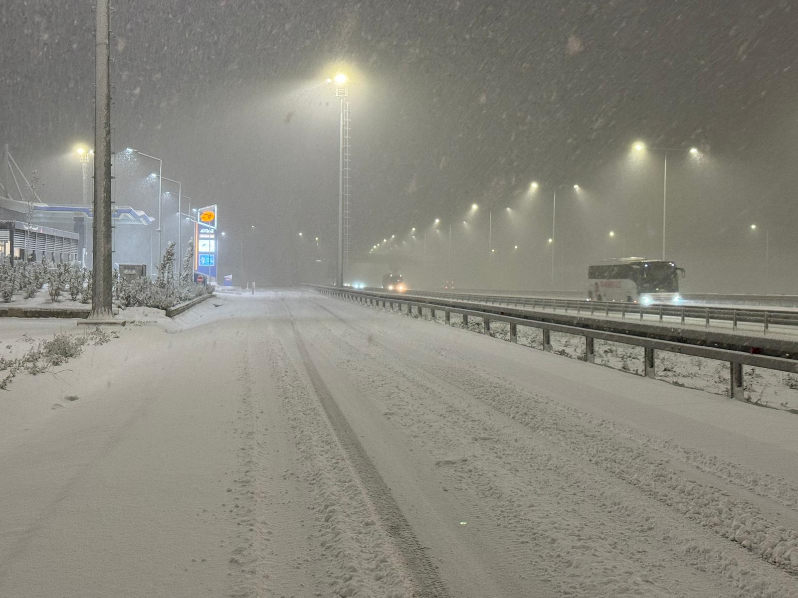 İstanbul'da yeni yılın ilk saatlerinde kentin özellikle kuzey ilçelerinde kar