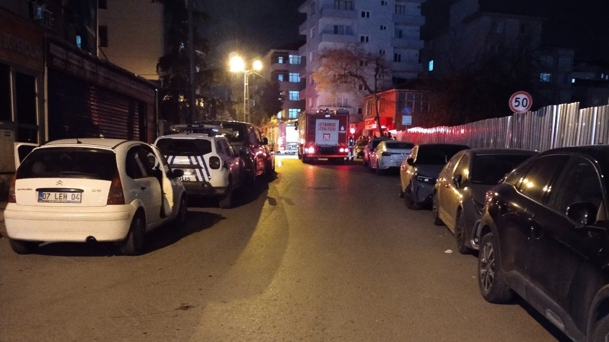 Kartal'da 5 katlı binanın çatısında çıkan yangında, alevler itfaiye ekiplerinin