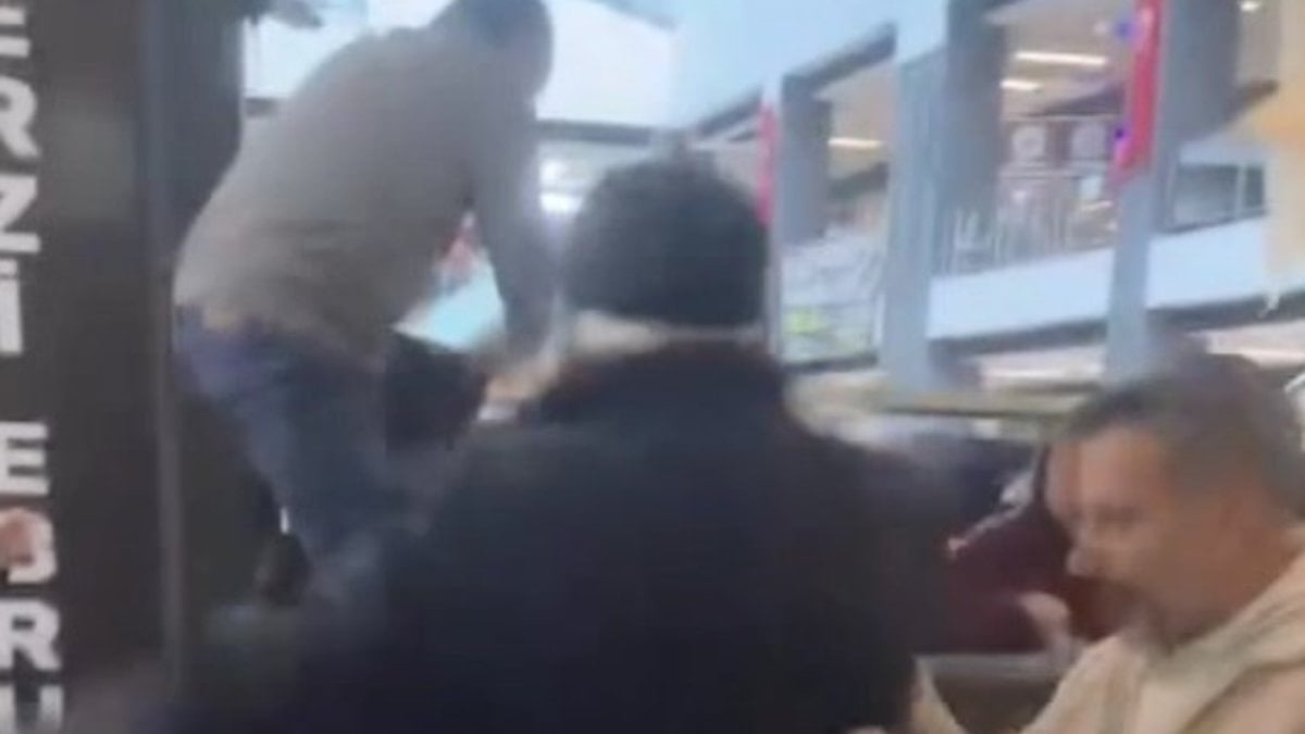 Beylikdüzü'nde bulunan bir alışveriş merkezinde, yönetimin bir müşteriye esnaflık yapması