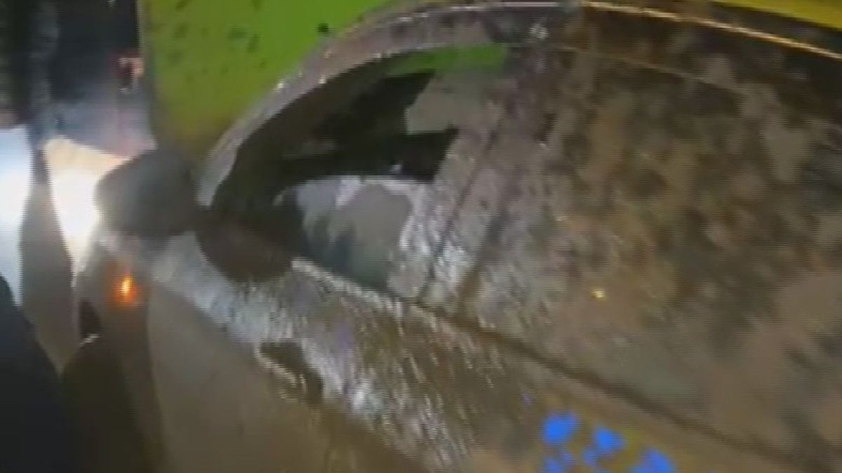 İstanbul Havalimanı’ndan taksiye binen yolcular, Arnavutköy’de taksi şoförünü darbederek ücreti