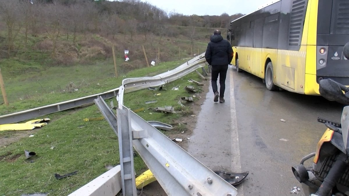 Arnavutköy'de şoförünün direksiyon hakimiyetini kaybettiği İETT otobüsü, bariyerlere çarptı.2 yolcunun