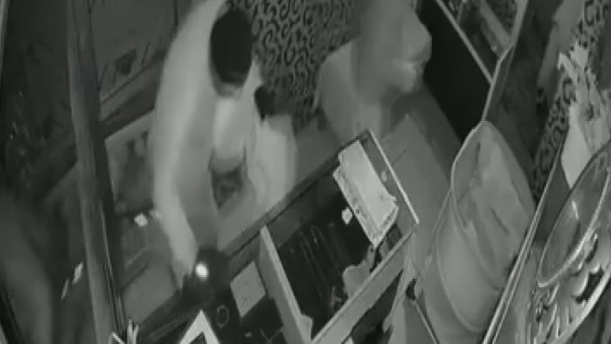 Kağıthane'de gece saatlerinde gerçekleşen hırsızlıkta 3 maskeli şüpheli, 40 saniyede