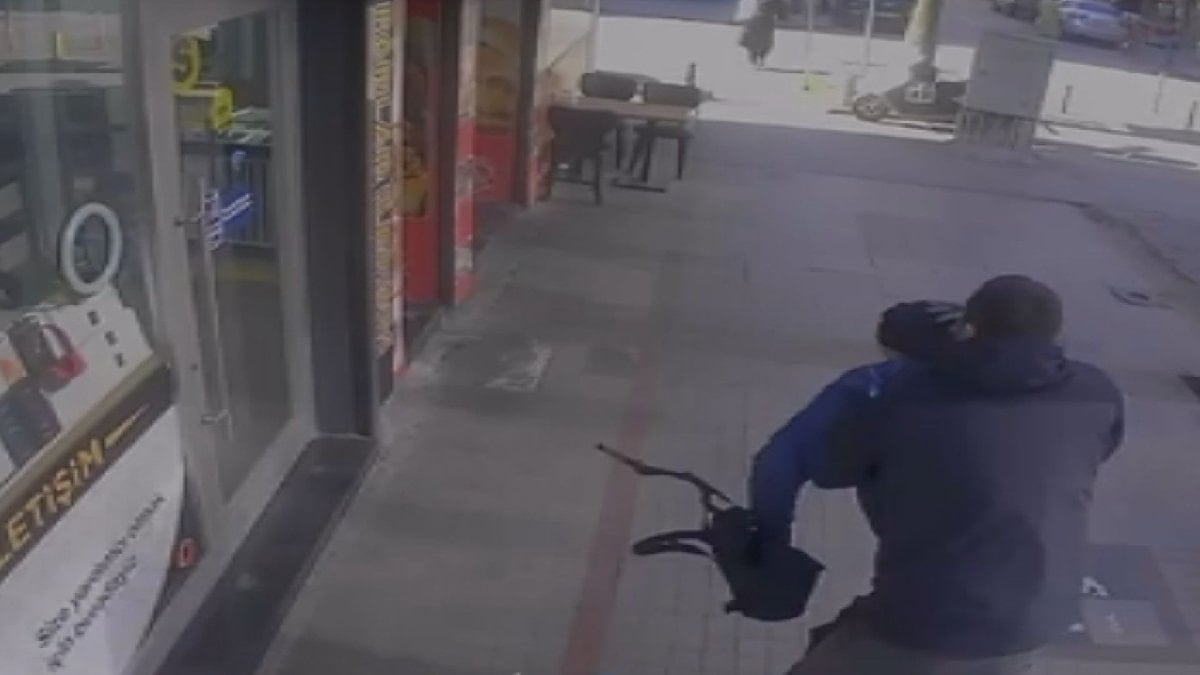 Pendik'te kuyumcuya kimliği belirsiz kişi tarafından oyuncak silahla soygun girişimi