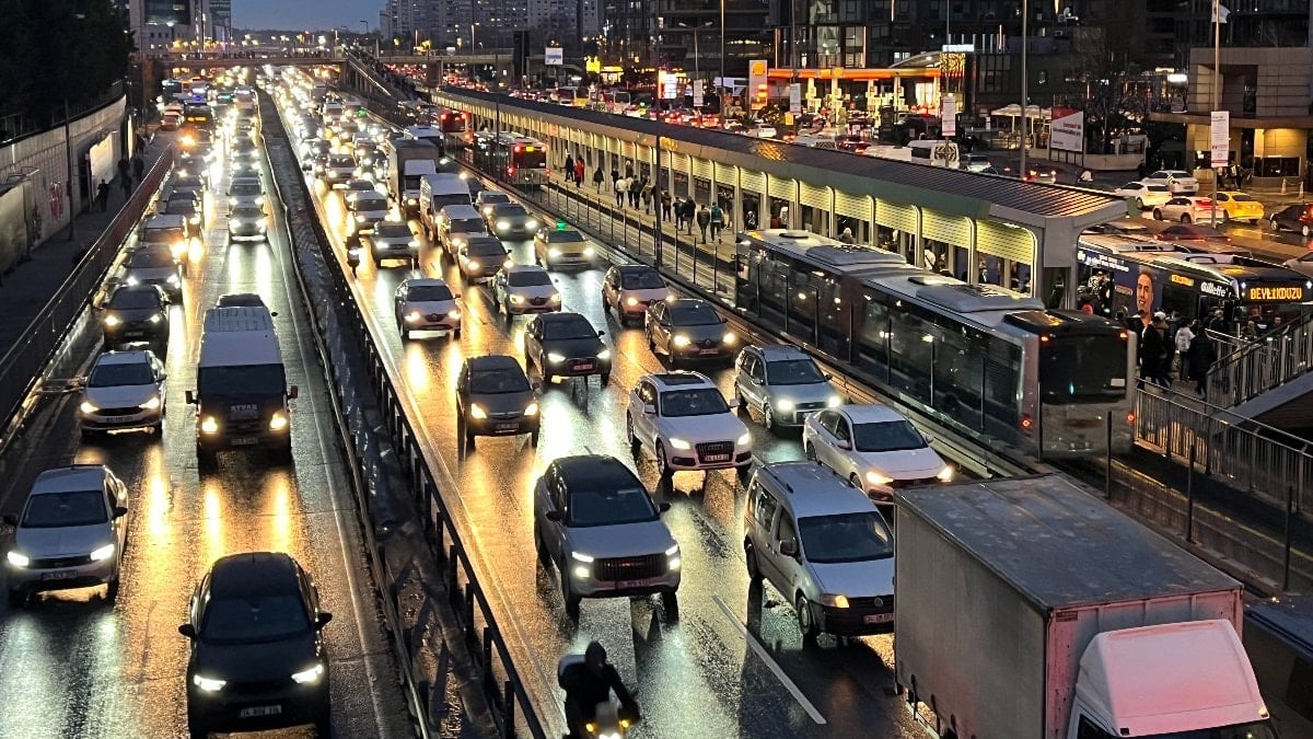 İstanbul’da haftanın son iş günü mesai bitimiyle birlikte trafik yoğunluğu