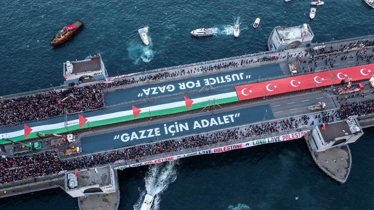 Galata Köprüsü'nde "Sinmiyoruz, susmuyoruz, Filistin'i unutmuyoruz" sloganıyla düzenlenen Filistin'e destek