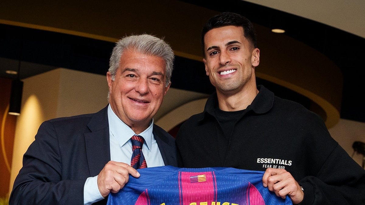 Barcelona, Al Hilal forması giyen eski futbolcusu Joao Cancelo'yu kiralık