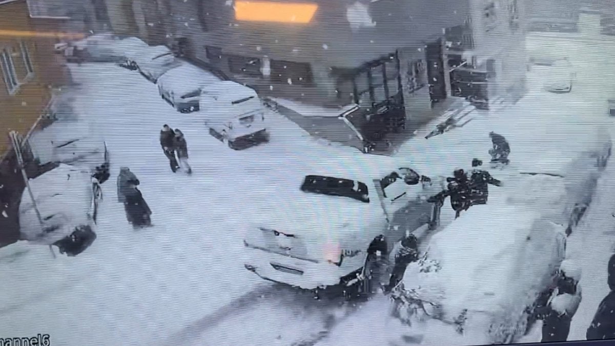 Yokuştan kayan kamyonetin çarptığı iki çocuk yaralandı, sürücü olay yerinden