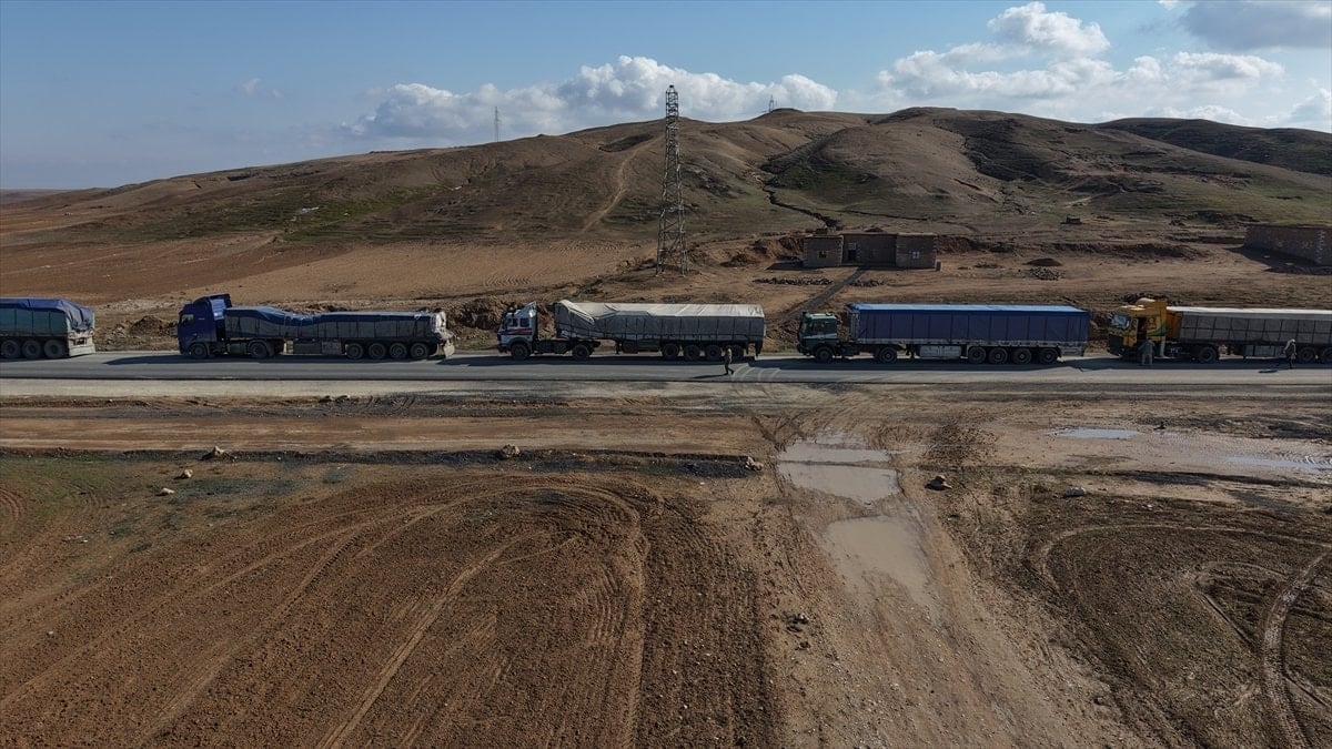 Suriye hükümeti tarafından terör örgütü YPG işgalindeki Haseke ve Aynularab'a