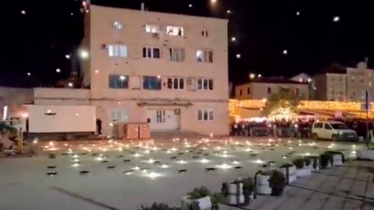 Budva’daki drone gösterisi sırasında yaklaşık 600 drone kontrolden çıkarak yere