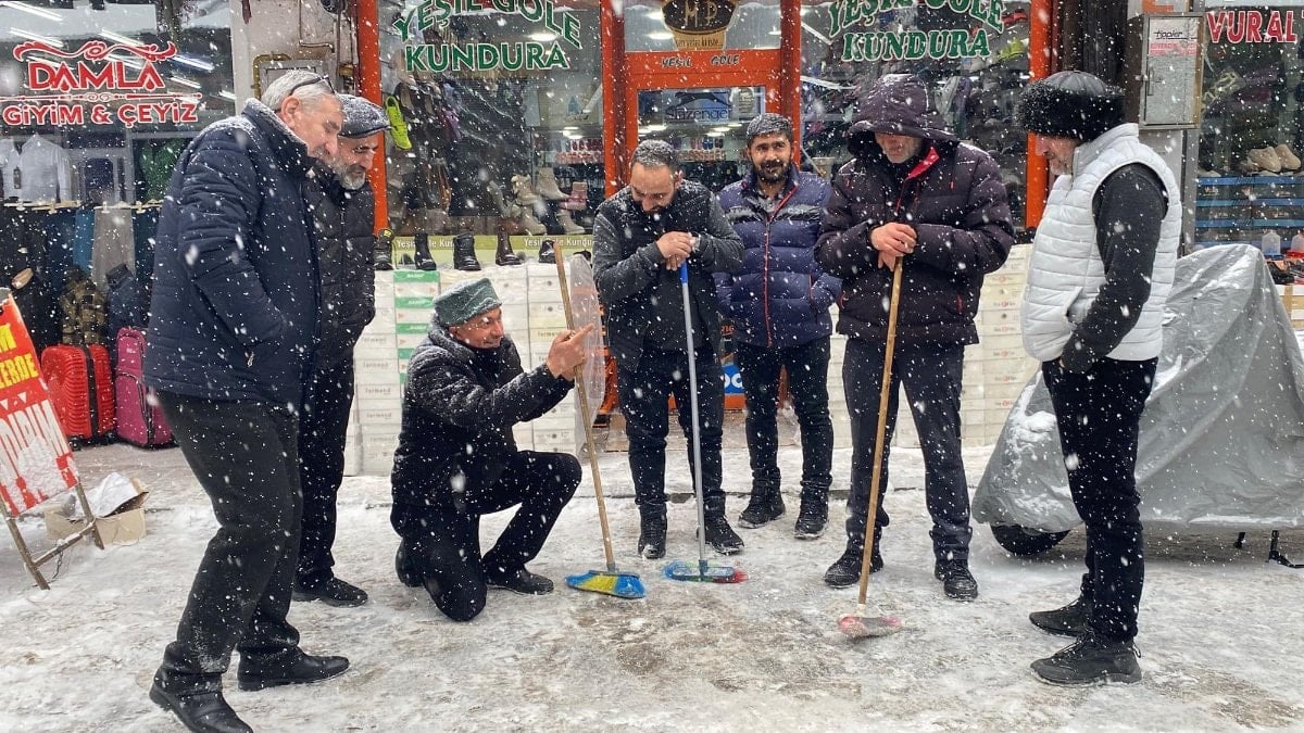 Etkili olan kar yağışıyla birlikte kent merkezi kısa sürede beyaza