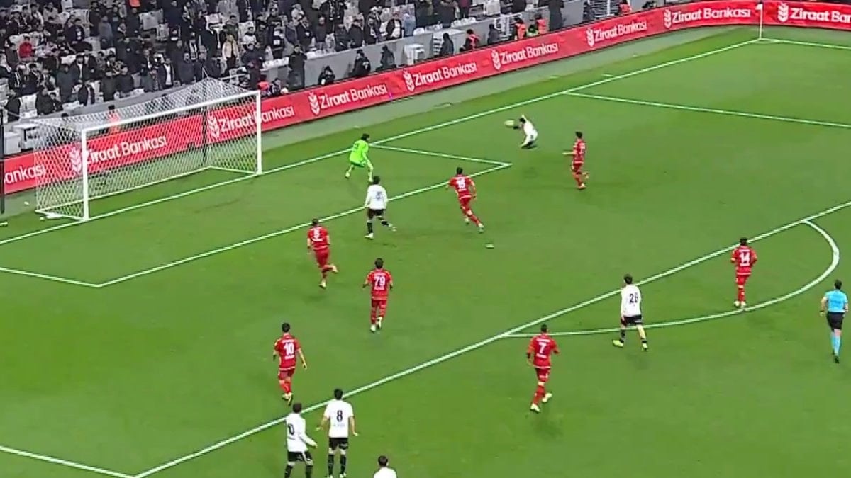 Beşiktaş'ın Ankara Keçiörengücü'nü 3-0'lık skorla yendiği maçın son bölümünde Kartal