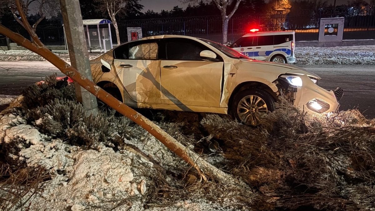 Melikgazi ilçesinde direksiyon hakimiyetini kaybeden sürücü önce refüjdeki ağacı devirdi