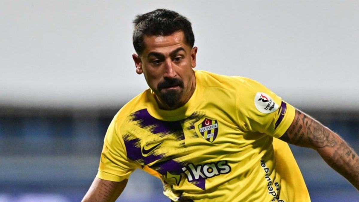 Galatasaray'dan ayrıldıktan sonra Eyüpspor ile anlaşan Kerem Demirbay, bu kez