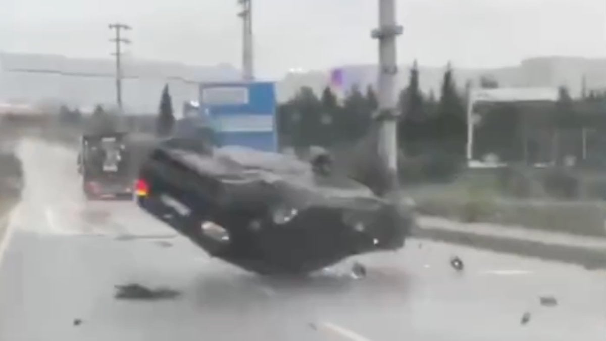 Buzlu yolu ve çevredekilerin trafik güvenliğini hiçe sayan magandanın aracıyla