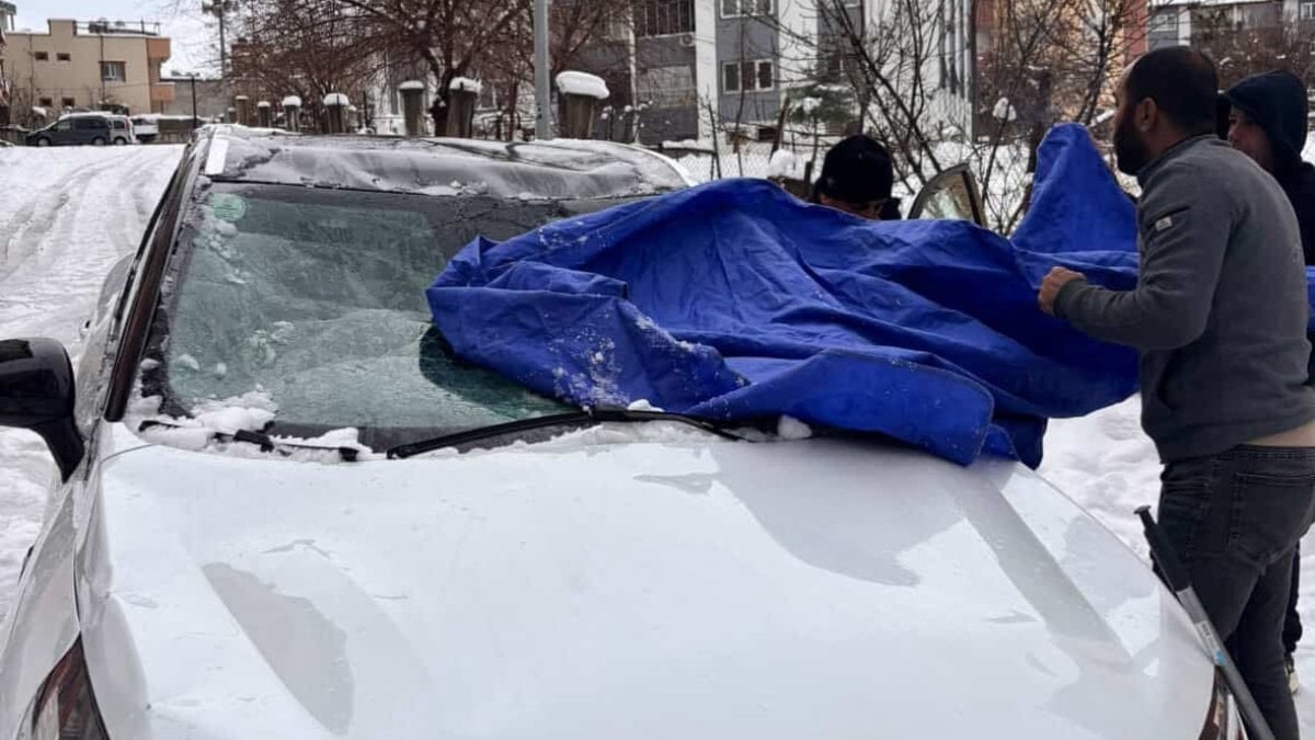 Binaların çatısında biriken kar kütleleri park halindeki araca düştü, otomobil