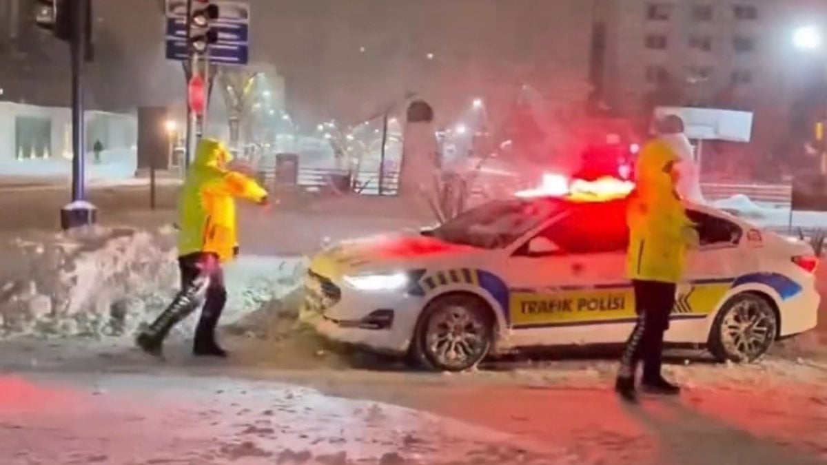 Mardin'de akşam saatlerinde uygulama yapan polis ekiplerinin ve çocukların kar