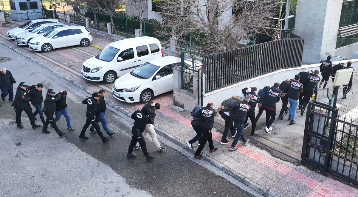 Mersin'de lavaş ekmeği piyasasını ele geçirmek amacıyla kurşunlamadan, yaralamaya, tehditten,
