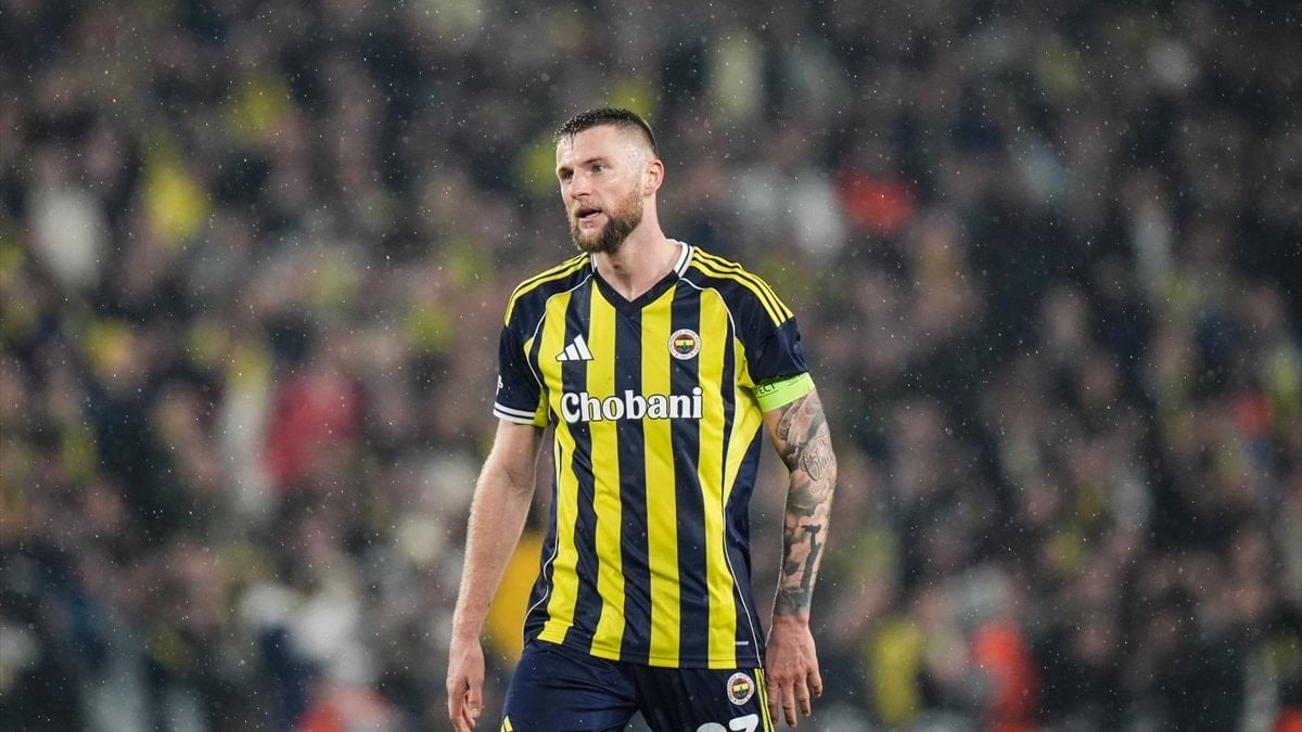 Fenerbahçe’nin kaptanı Milan Skriniar, Aston Villa maçında gördüğü sarı kartla
