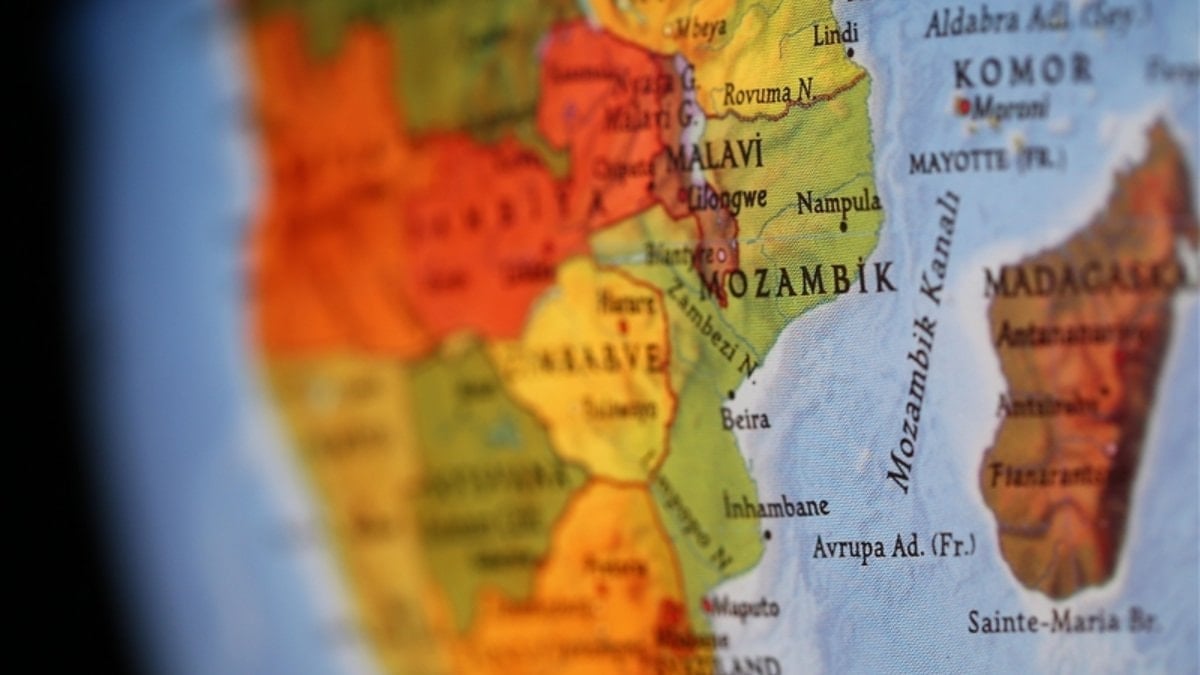 Mozambik'in kuzeyindeki Nampula eyaletinde polis ile Naparama kabilesinden yerel milisler