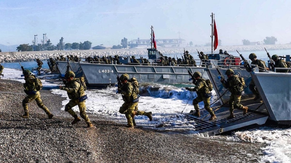 Milli Savunma Bakanlığı'ndan Mehmetçiğin tatbikatta denizden karaya çıkarma yaptığı anlara